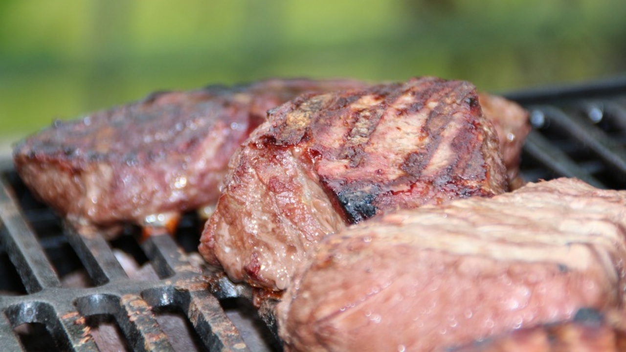 Мясо остается важным источником белка и железа,...