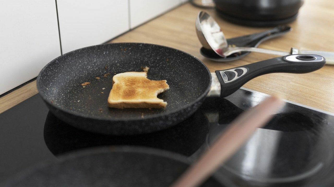 Опасная посуда: что скрывается в вашей кухне и как защитить здоровье Обычные кухонные предметы, такие как сковороды ...