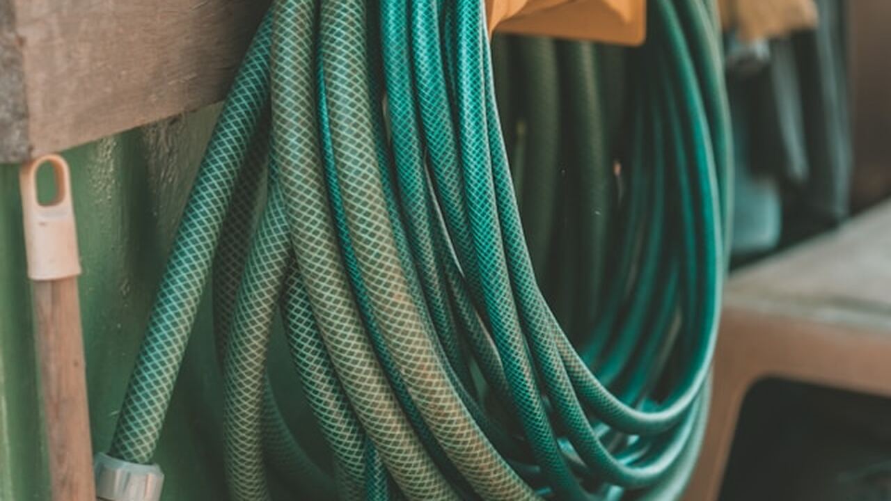 Изношенный поливочный шланг после повреждений н...