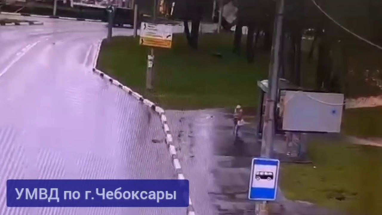 Фургон опрокинулся на кольце «Ромашка» в Чебоксарах В Чебоксарах сегодня в 11-м часу утра произошло...