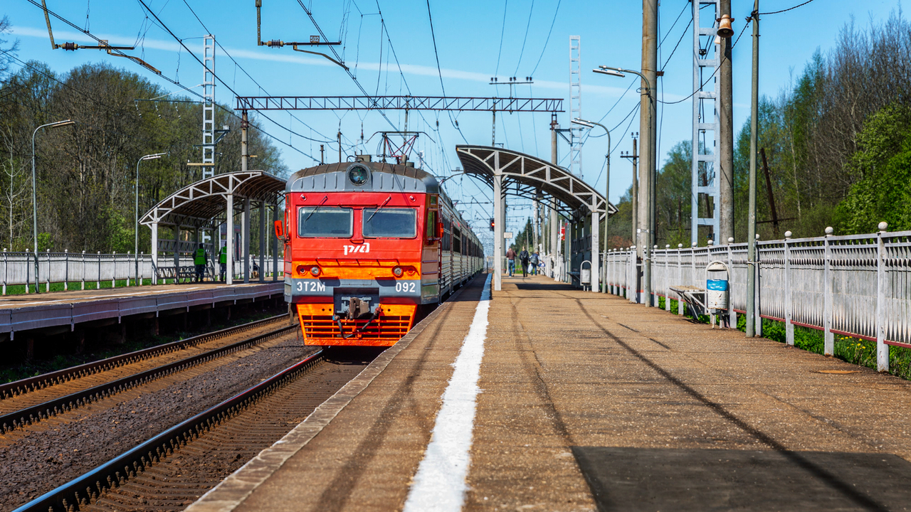 К лету 2026 года пассажиров пригородных поездов...
