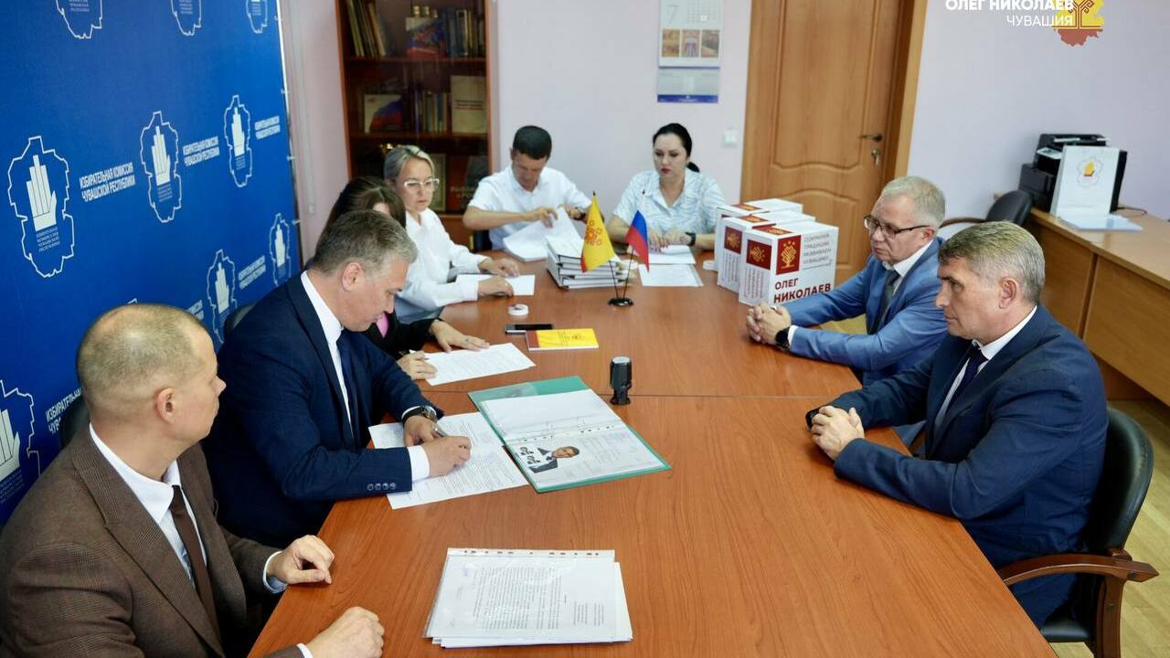 Николаев подал документы на регистрацию кандидатом на должность главы Чувашии Олег Николаев подал документы на регистрацию ка...