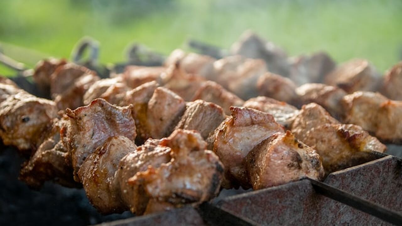 Недорогие рецепты шашлыка набирают популярность...