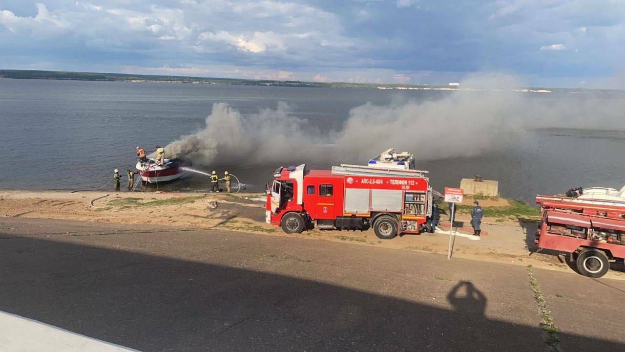 В Чебоксарском заливе загорелось маломерное судно Сегодня днем на Волге в Чебоксарском заливе заг...