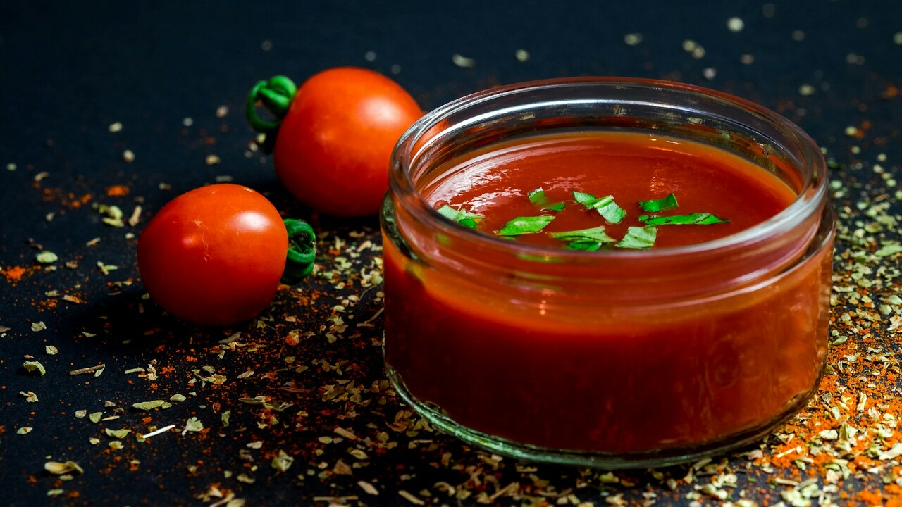 Домашний кетчуп: секрет идеального вкуса, который заставит вас забыть о магазинных банках Устали от магазинных соусов, в составе которых ...