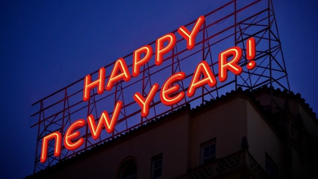 Праздничные столы часто украшают салаты в виде ...