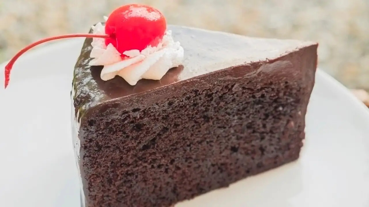 Шоколадный торт "Спартак": секрет популярности в нежном креме Популярный шоколадный торт "Спартак" завоевывае...