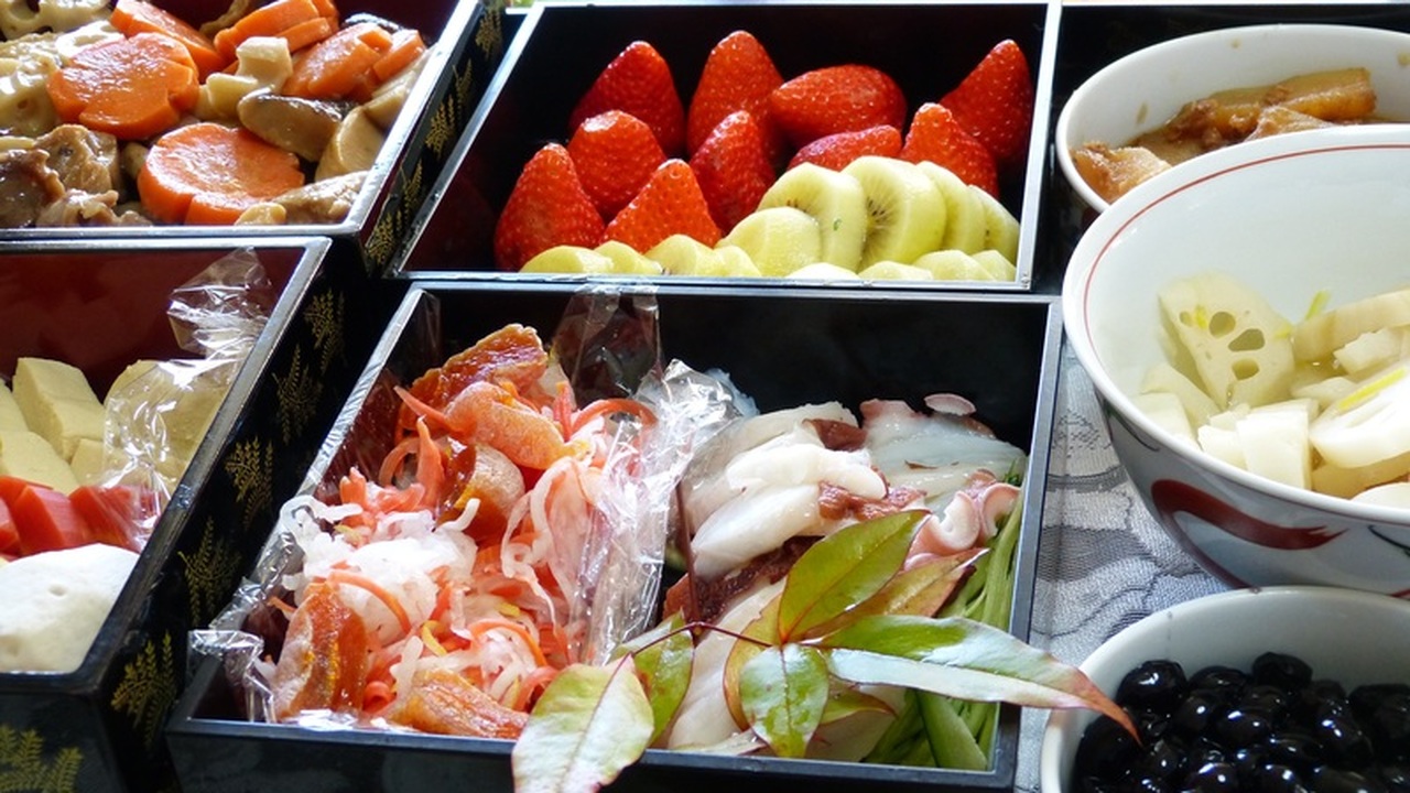 Новогодний стол 2026: что приготовить, чтобы задобрить Огненную Лошадь В преддверии 2026 года, года Красной Огненной Л...