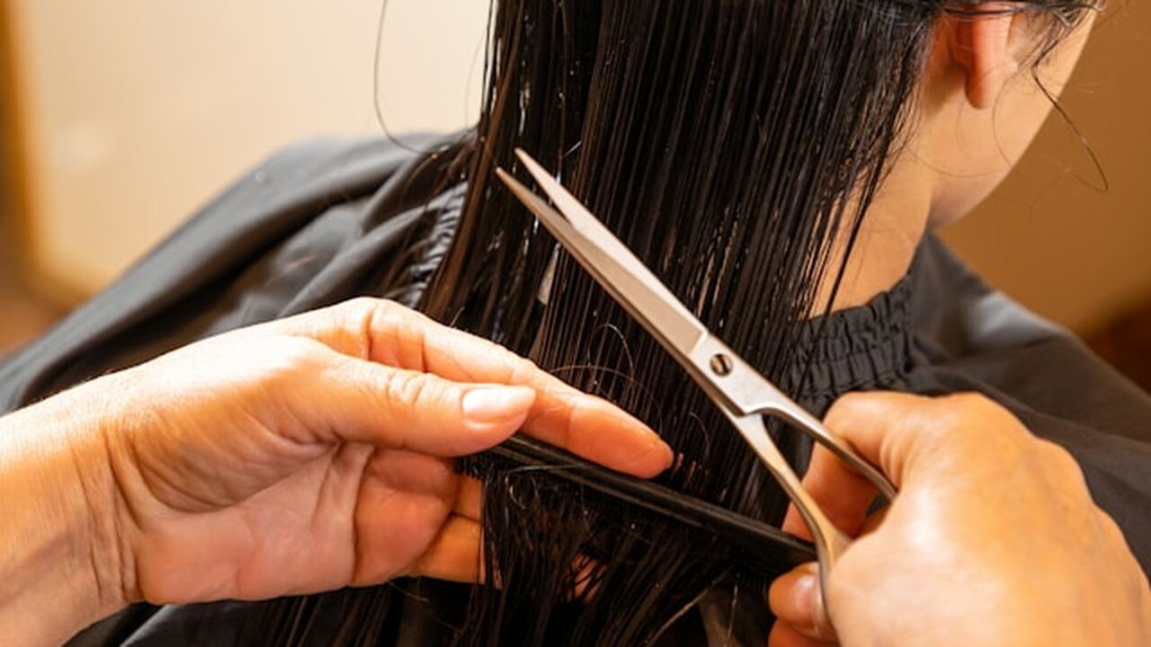 С возрастом структура волос меняется: они стано...