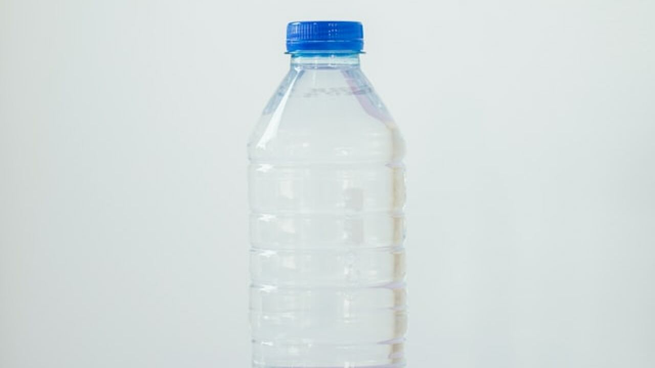 Пластиковые бутылки, которые часто оказываются ...