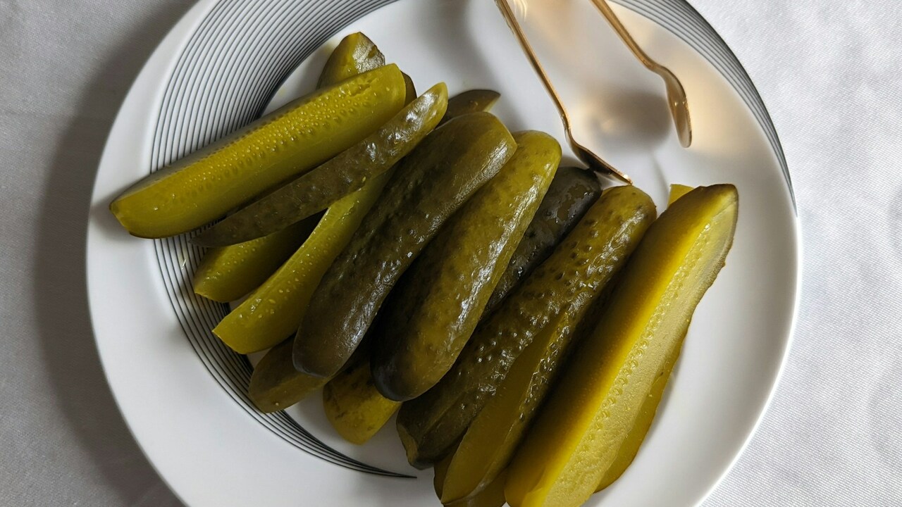 Простой и быстрый рецепт засолки хрустящих огурцов: наслаждайтесь вкусом домашней консервации Этот рецепт позволит вам быстро и легко ...