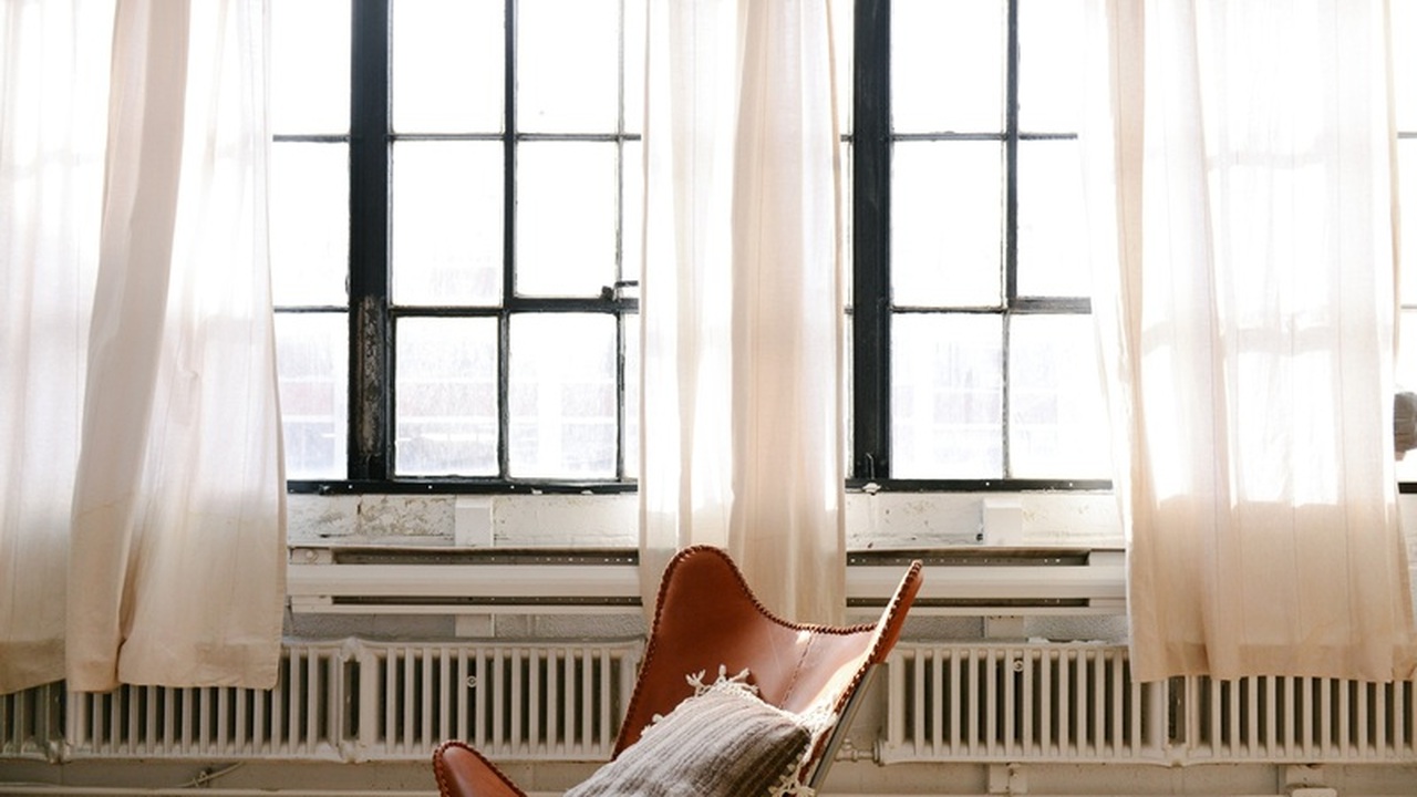 Холодные сквозняки из окон — распространённая п...