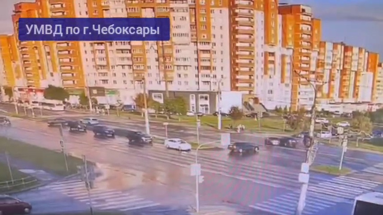 На проспекте Тракторостроителей в Чебоксарах столкнулись две иномарки В Чебоксарах на проспекте Тракторостроителей вч...