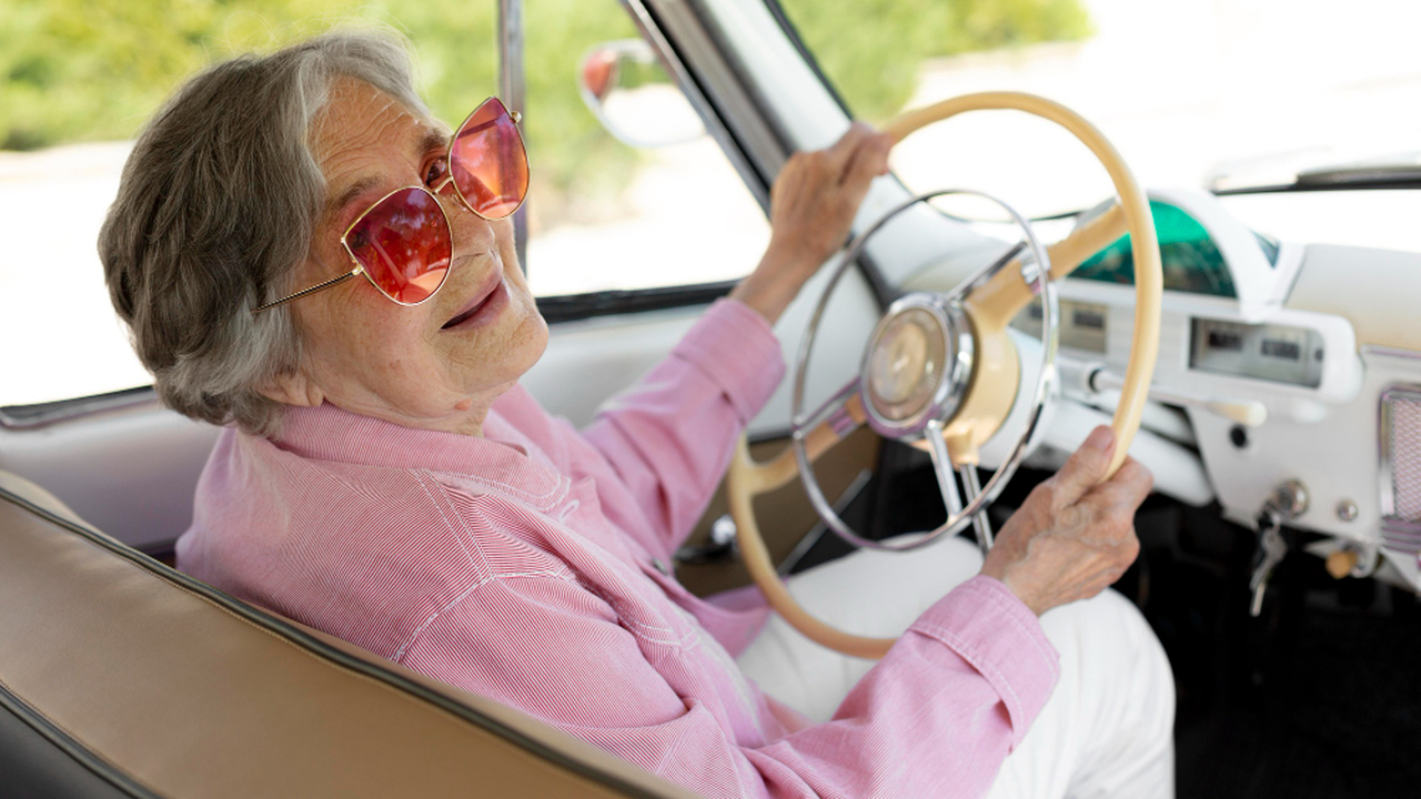 До какого возраста можно садиться за руль: пожилым указали на действующие ограничения Многие автовладельцы полагают, что получение во...