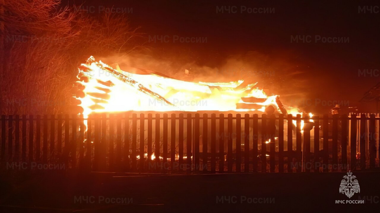 Три человека погибли в страшном пожаре в селе М...