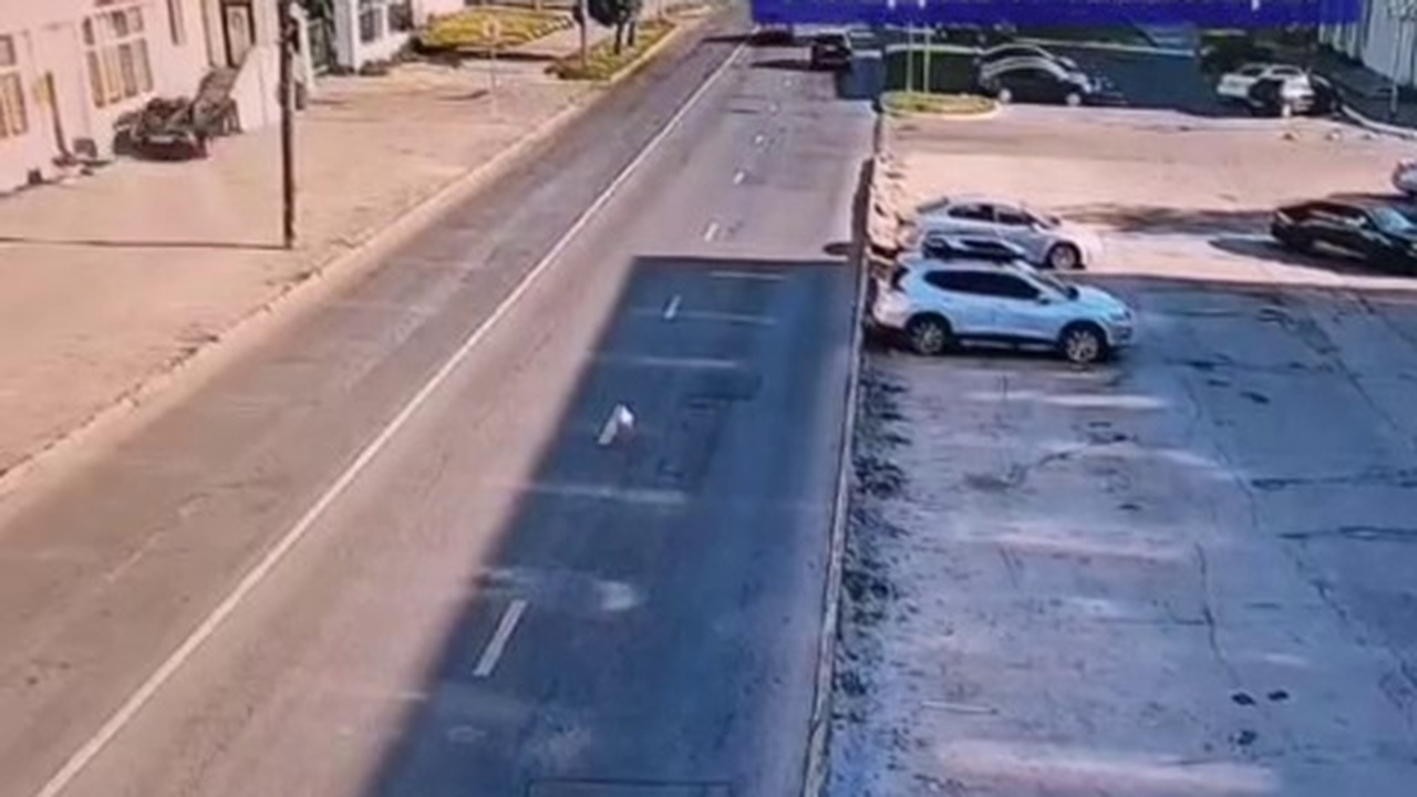 Пенсионер влетел в здание на иномарке в Чебоксарах, трое пострадали В Чебоксарах в восьмом часу утра произошло ДТП ...