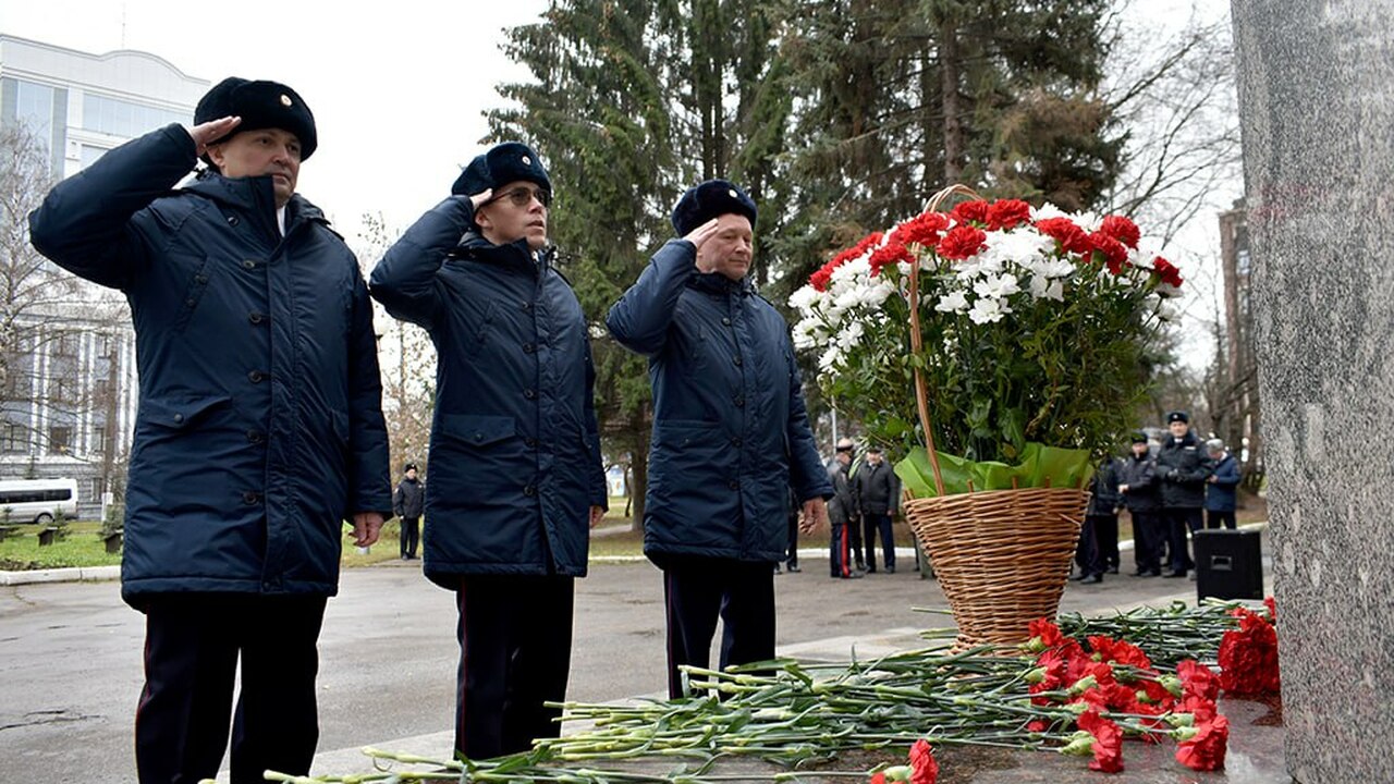 В МВД Чувашии почтили память погибших на службе...