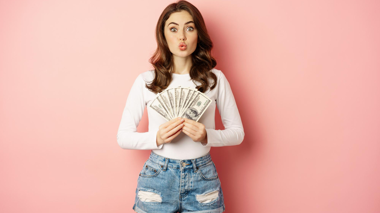 Эксперты советуют иметь наличные из-за возможных ограничений по картам Специалисты финансовой сферы рекомендуют не хра...