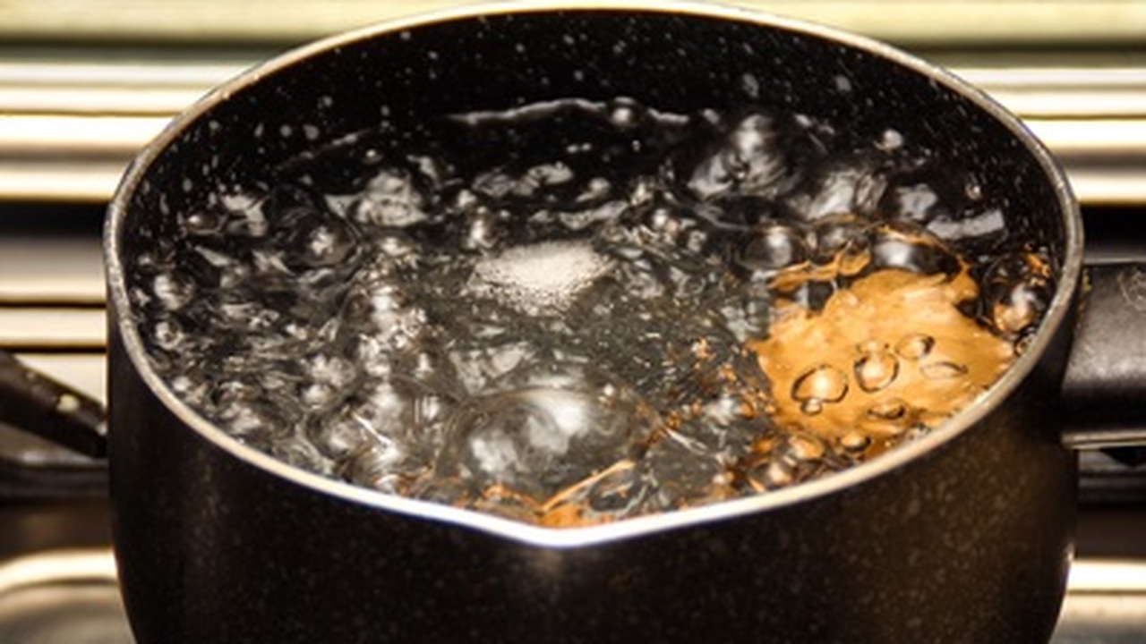 Почему не рекомендуется бросать пельмени в кипяток - запомните одно простое правило Приготовление, казалось бы, простого блюда, так...