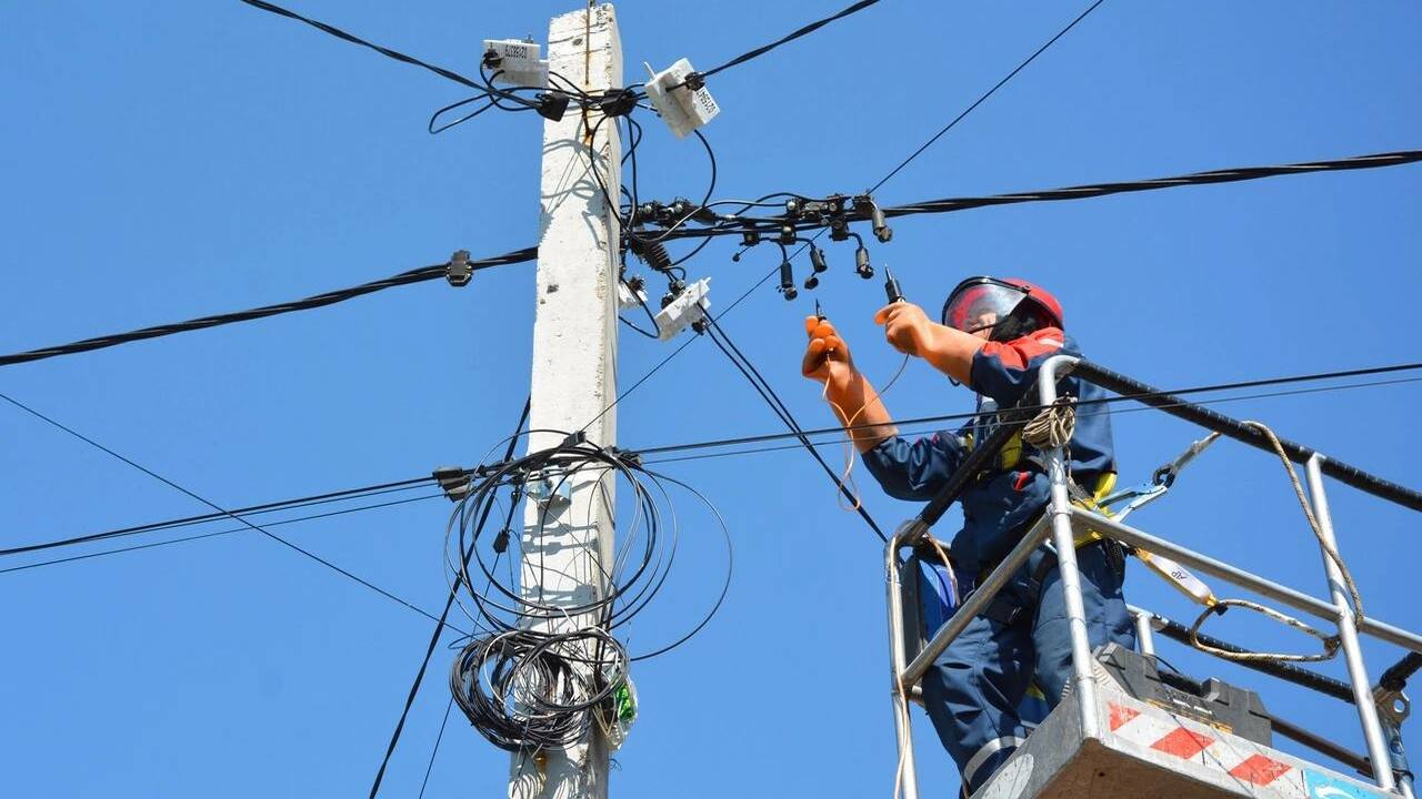 Более 800 домов в Чувашии остались без света из-за урагана Из-за урагана, при котором порывы ветра доходил...