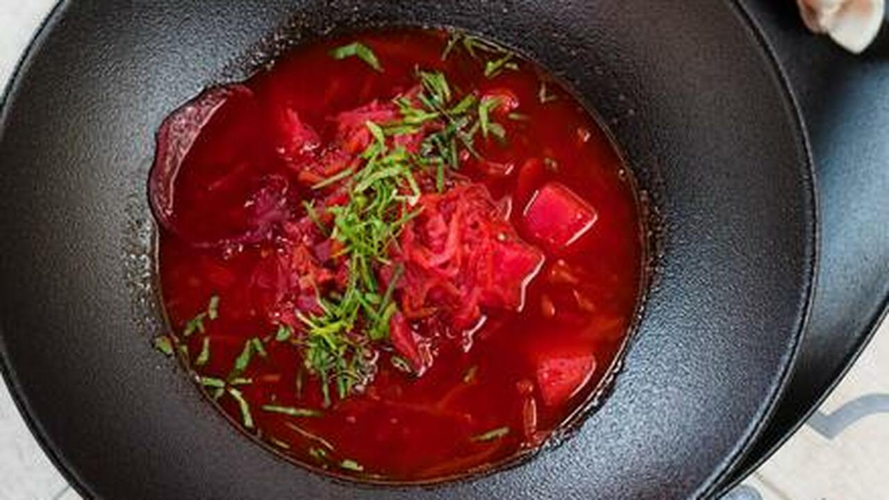 Современные хозяйки часто готовят борщ, который...