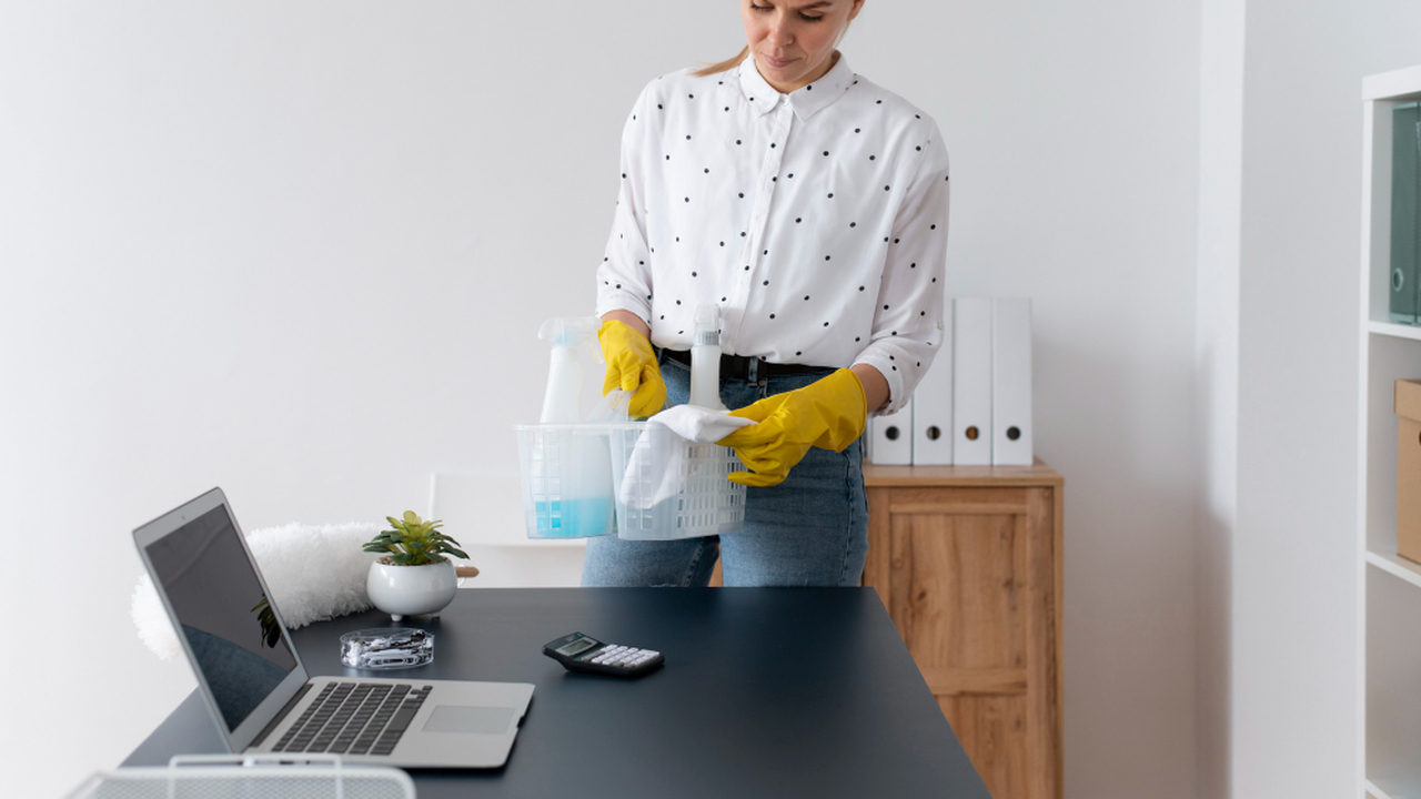 Уборщица спасла сделку: как честность оказалась дороже статуса Крупный контракт, над которым предприниматель А...