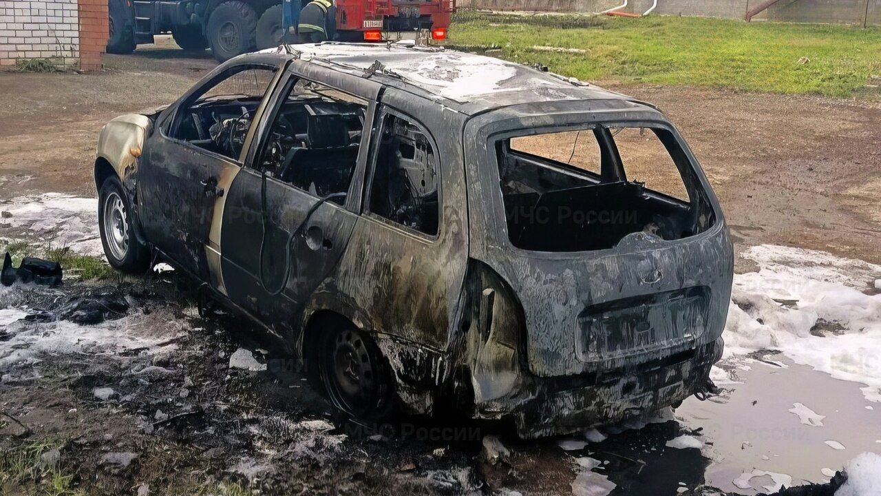Легковушка сгорела от искры во время ремонта в Чувашии В Канашском округе Чувашии в селе Шихазаны сгор...