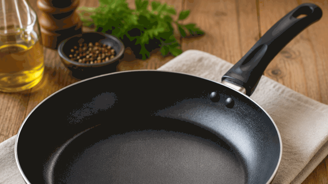 Зачем нужно отверстие в ручке сковороды и как е...