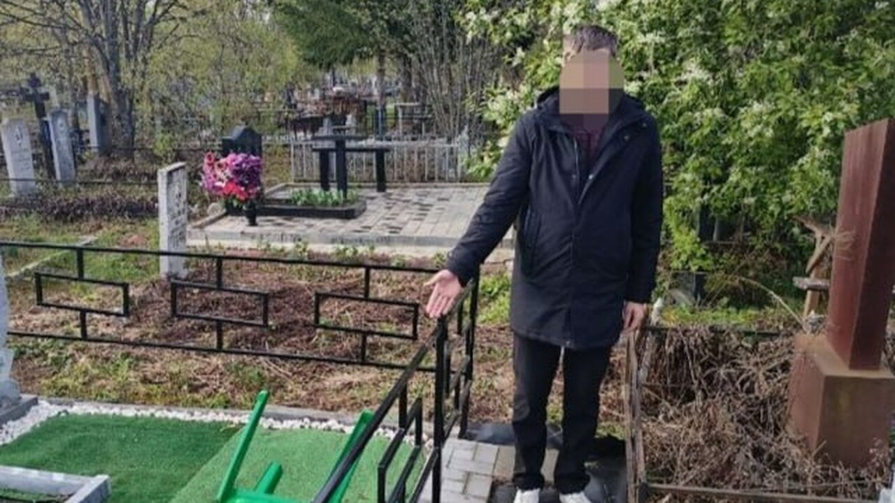В Чебоксарах задержали мужчину, укравшего оградку с могилы В Чебоксарах задержали жителя Алатыря, подозрев...
