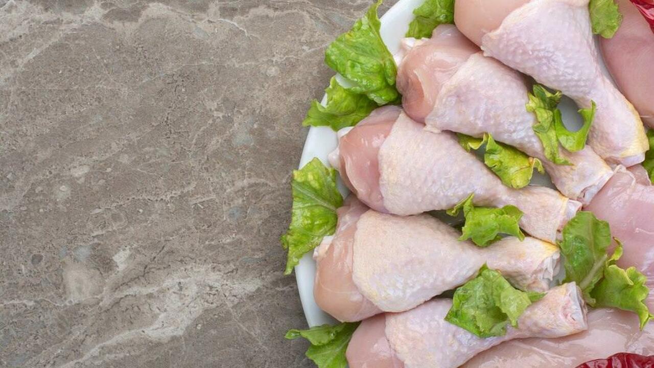 Многие хозяйки привыкли промывать куриное филе ...