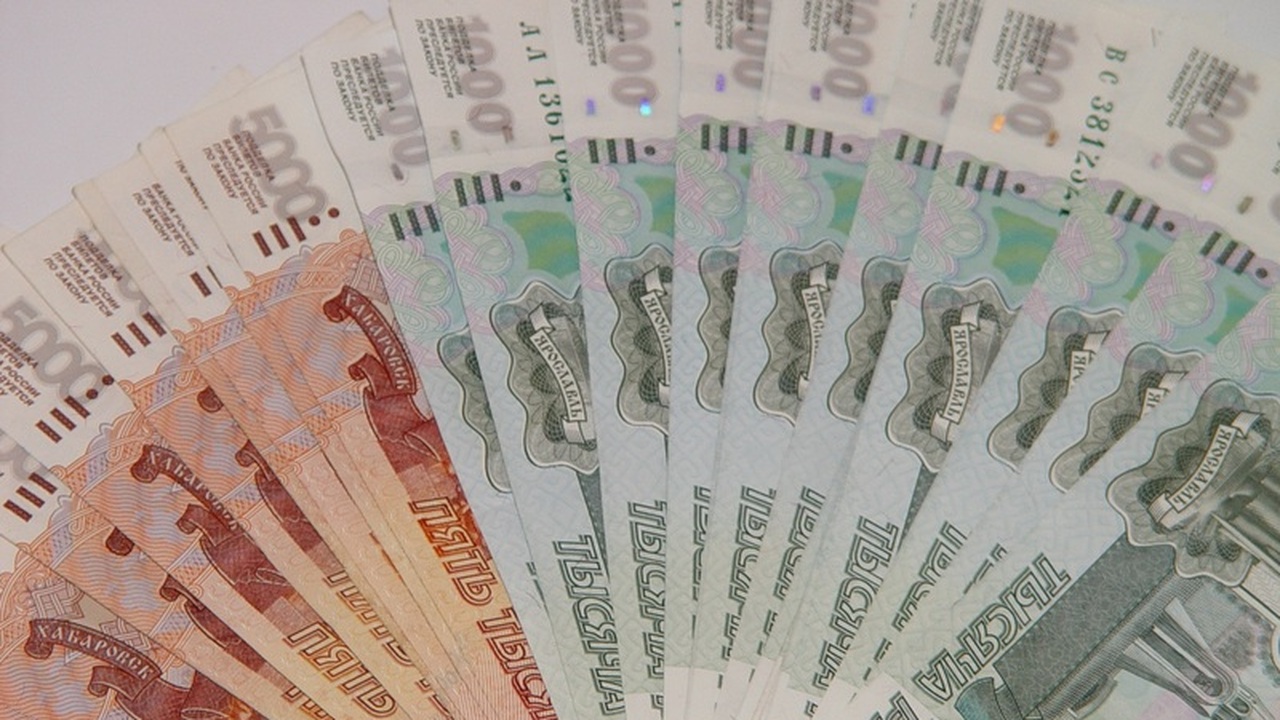 С этого дня в России начали распространяться об...