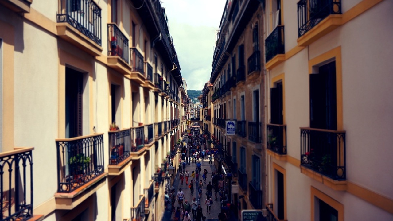 Балкон под угрозой: когда остекление обернется демонтажем Владельцам застекленных балконов стоит быть нач...