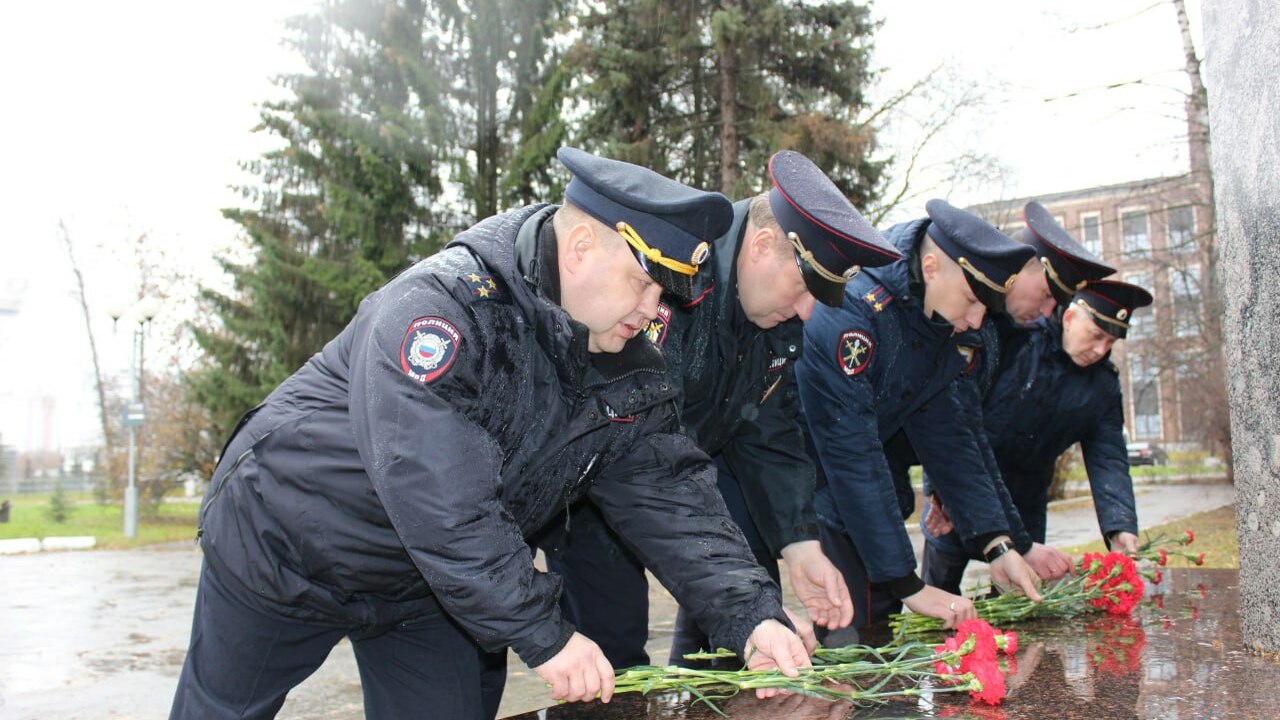 В Чебоксарах полицейские почтили память коллег, погибших при исполнении долга В Чебоксарах в Дени памяти сотрудников органов ...
