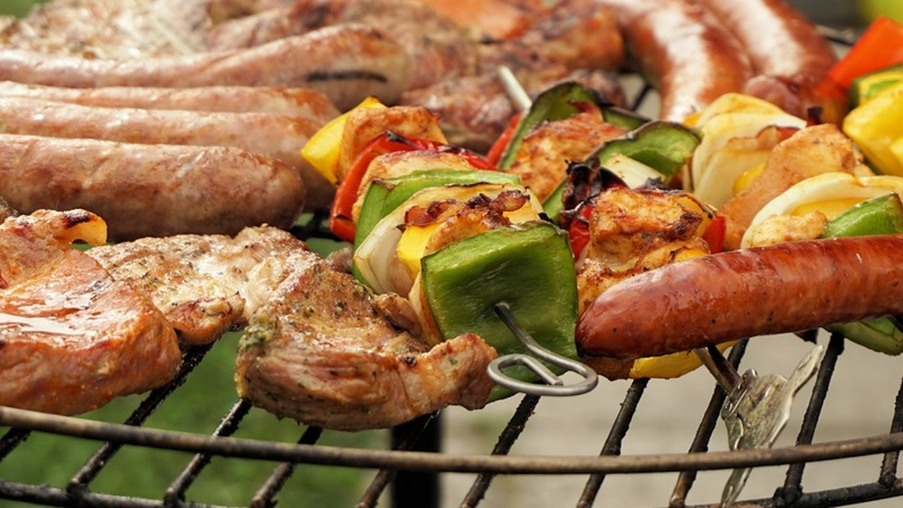 Дачный сезон: как отучить родственников от бесплатных угощений Летний отдых на даче для многих оборачивается н...