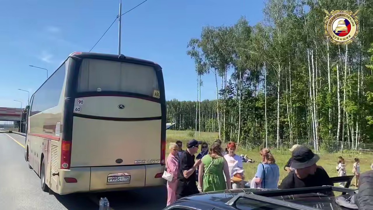 В Чувашии сотрудники ДПС помогли туристам, оказ...
