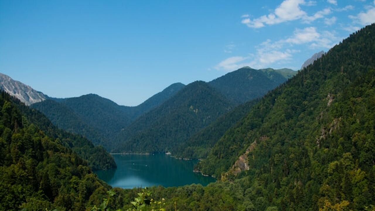 Поездки в Абхазию остаются популярными среди ро...