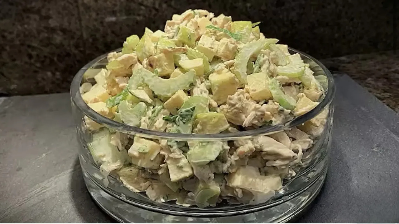 Необычный салат с курицей и яблоком — идеальный вариант для яркого ужина: уходит со стола мгновенно Всегда приятно порадовать близких новым блюдом,...