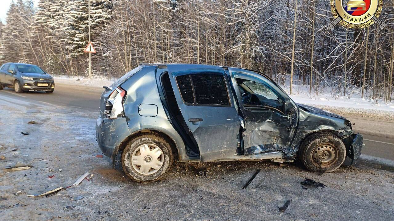 Шесть человек пострадали в аварии в Чебоксарском округе Вчера утром, 2 января, в Чебоксарском округе пр...