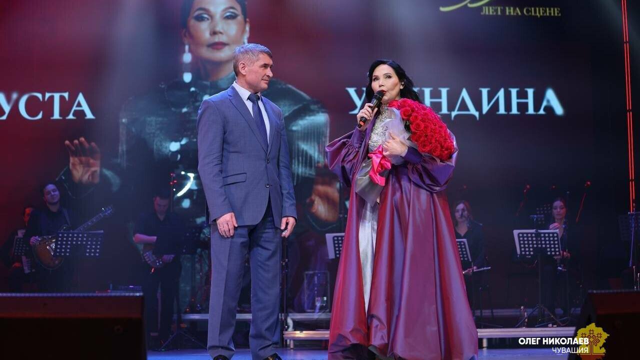 Глава Чувашии поздравил с юбилеем народную артистку Августу Уляндину Глава Чувашии Олег Николаев посетил юбилейный к...