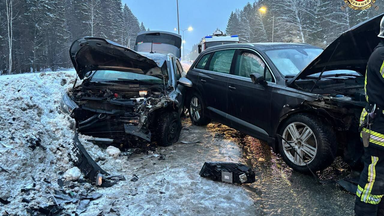 Трое пострадали в жестком ДТП в Чебоксарском округе Вчера вечером на 7-м километре Западного подъез...