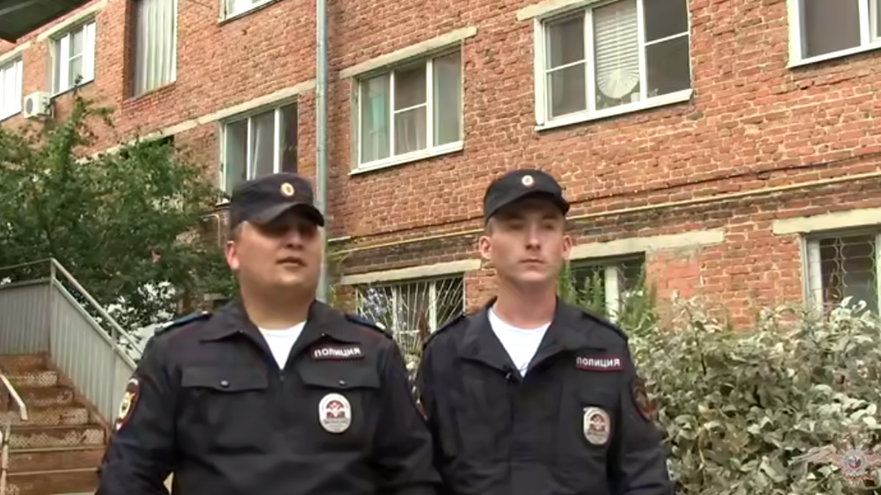 В Чебоксарах полицейские спасли полуторагодовалого малыша В Чебоксарах двое сотрудников полции спасли пол...