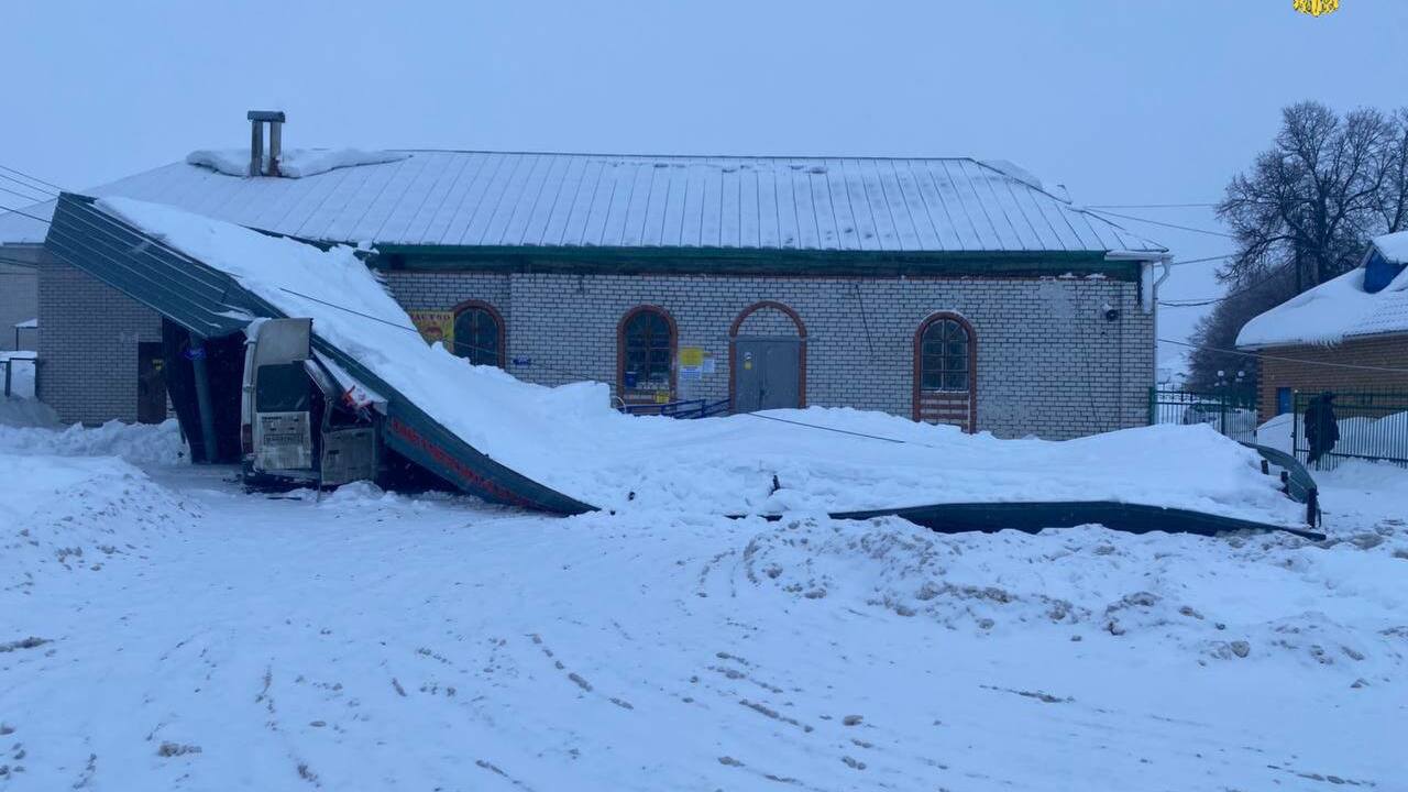 В Аликово навес на автостанции обрушился на автобус В ночь на 14 февраля в селе Аликово в Чувашии и...