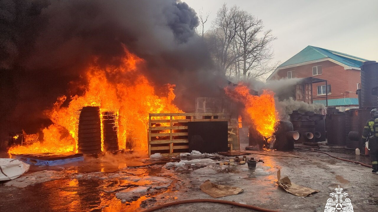 В МЧС сообщили подробности крупного пожара на у...