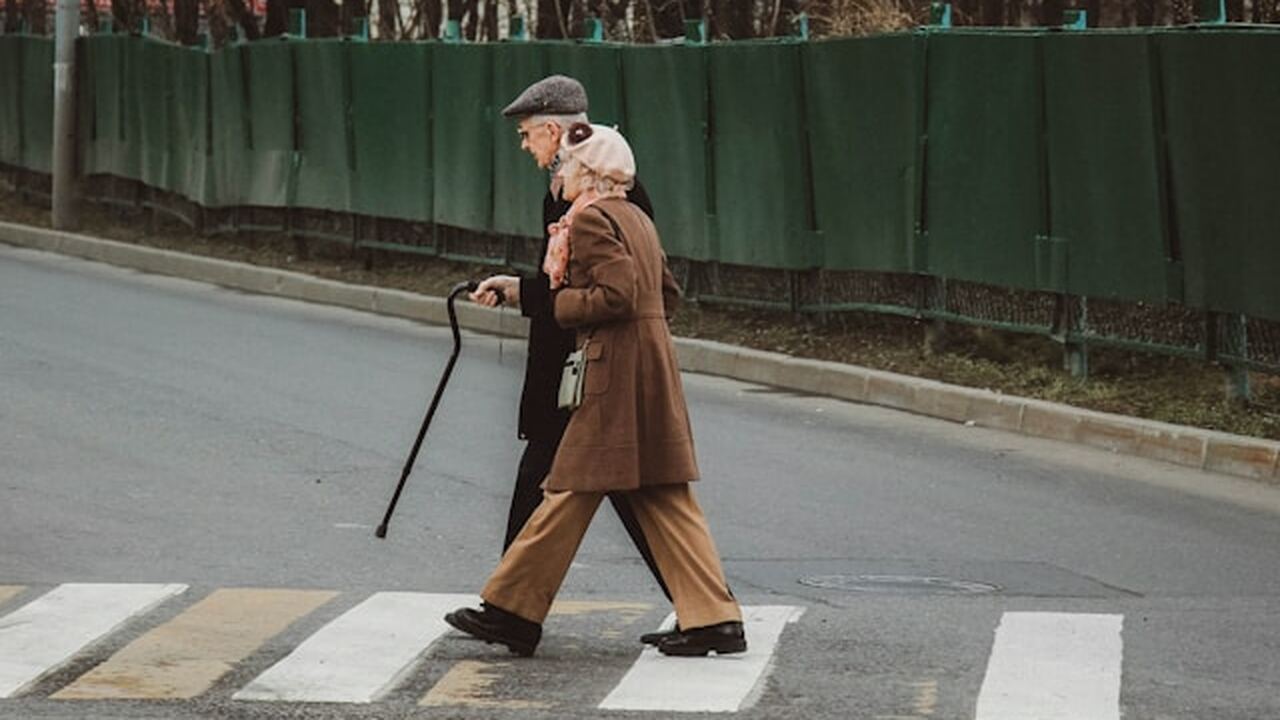Часть социальных выплат и льгот для пенсионеров...