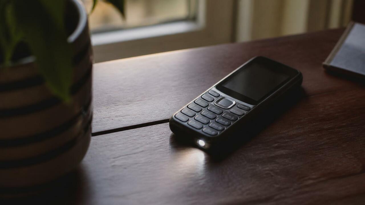 Nokia 300 Charge — кнопочный телефон с фонарико...