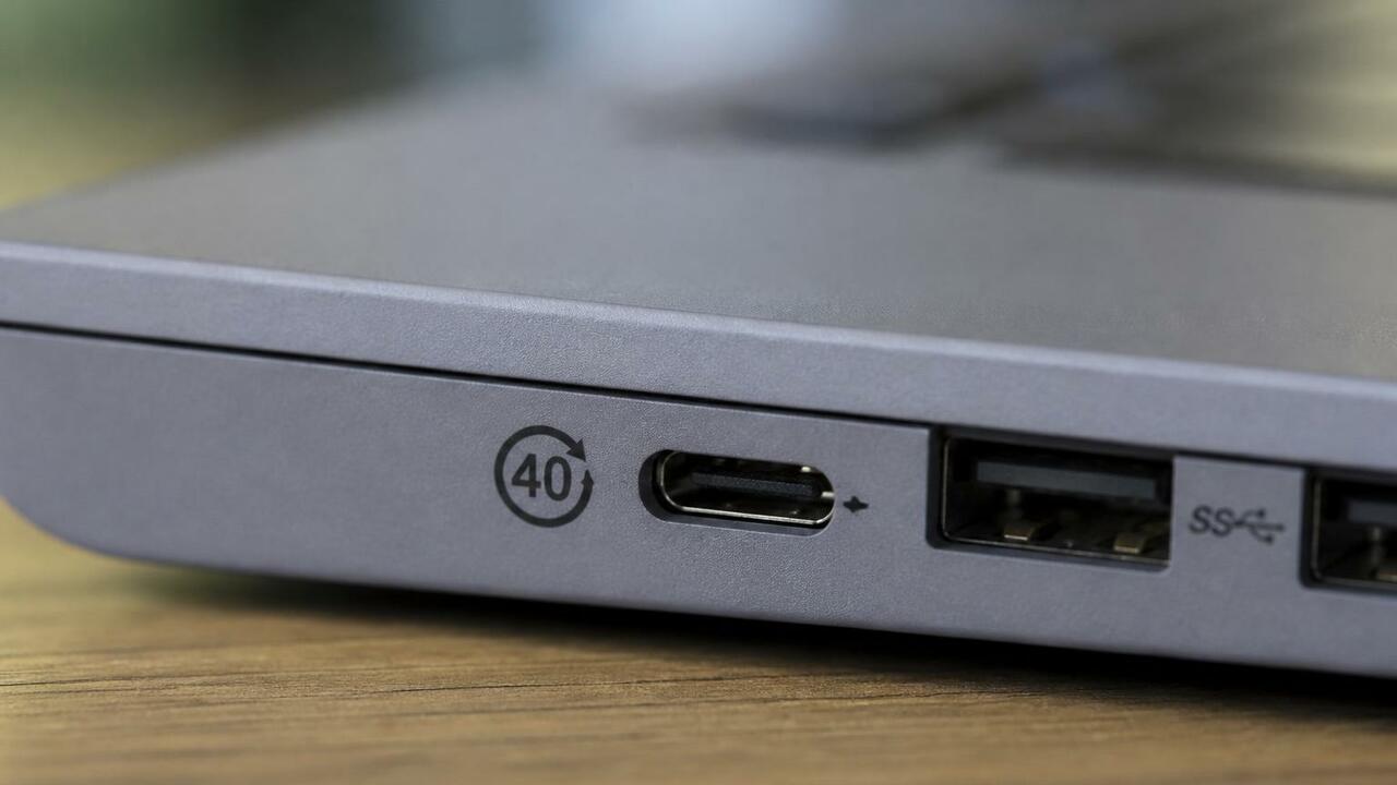 Круглый значок с цифрой у USB-порта указывает н...