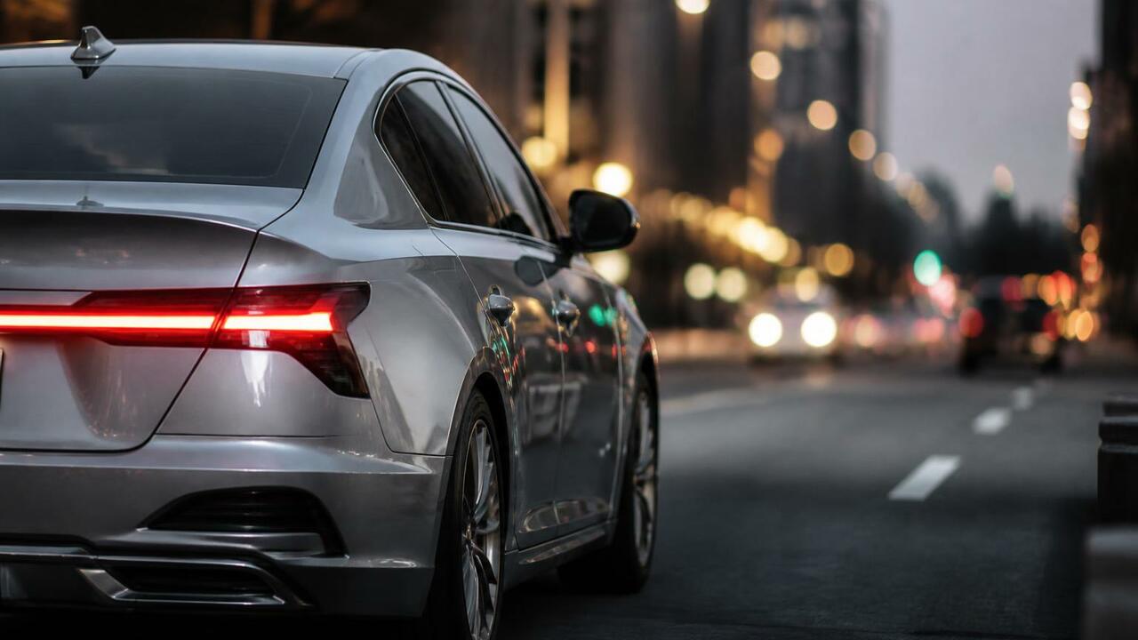 Фотография автомобиля Toyota на фоне размытого ...