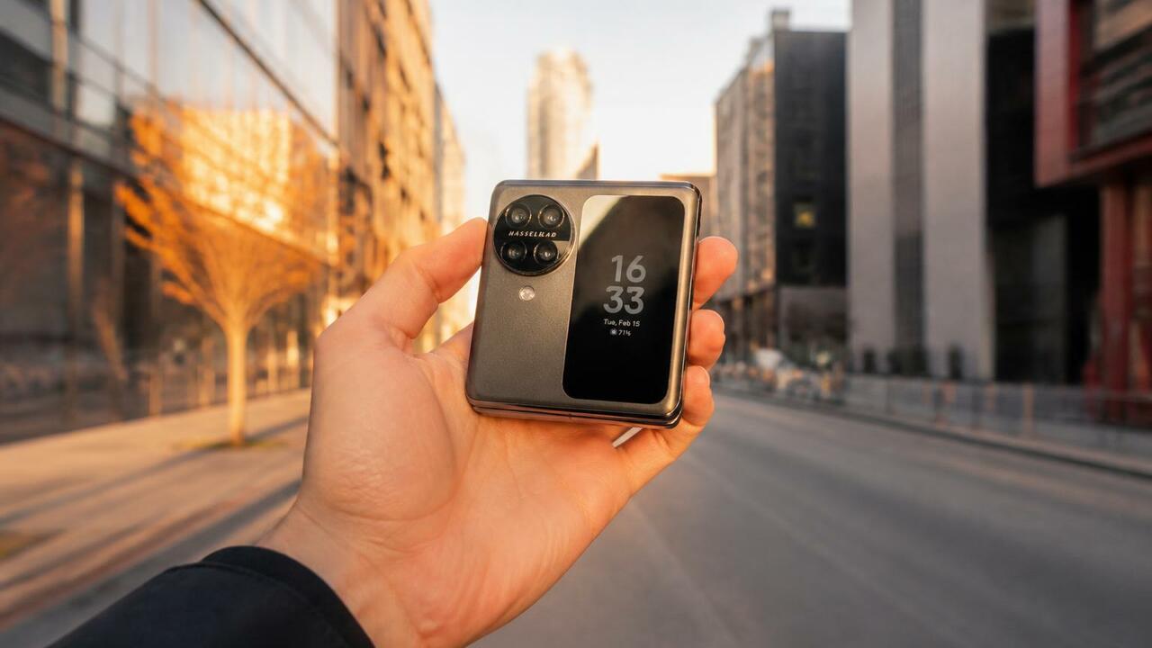 Apple представила свой первый складной смартфон...