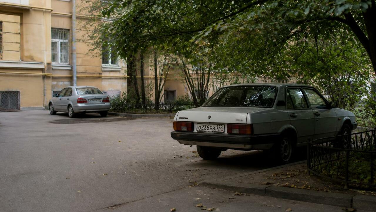 В Чебоксарах ищут хозяев двух брошенных машин во дворе на Дементьева В Чебоксарах квартальные уполномоченные разыски...