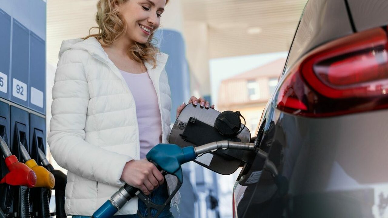 Во время заправки автомобиля многие водители ст...